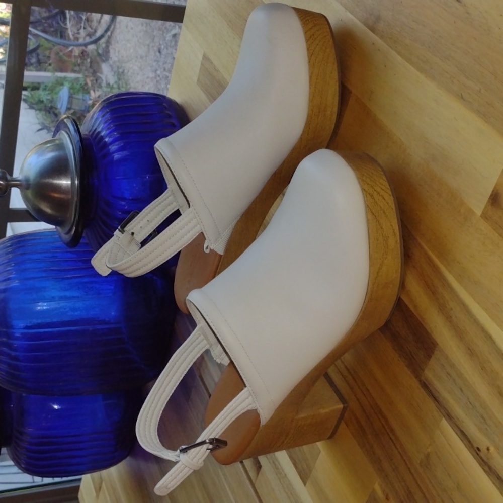 Universal Thread white clogs size 8.5